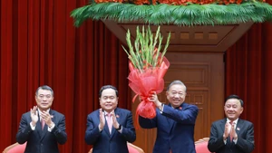 Центральный комитет КПВ XIV созыва единогласно избрал товарища То Лама, Генерального секретаря ЦК КПВ XIII созыва, для продолжения исполнения обязанностей Генерального секретаря Центрального комитета КПВ XIV созыва. (Фото: ВИА)