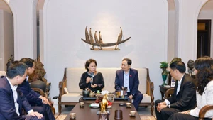 Председатель Национального собрания Чан Тхань Ман посещает семью и возлагает благовония в память о покойном Генеральном секретаре Чыонг Тьине. (Фото: ВИА)