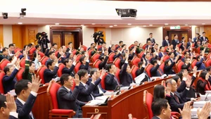 Товарищи члены ЦК КПВ принимают участие в конференции. (Фото: ВИА)