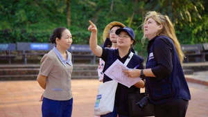 Делегация ЮНЕСКО проводит выездное обследование башни Тхапнян, город Тюихоа. (Фото: ЮНЕСКО)