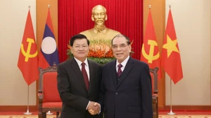 Генеральный секретарь ЦК НРПЛ, Президент Лаоса посетил бывшего Генсекретаря ЦК КПВ Нонг Дык Маня. (Фото: baochinhphu.vn)