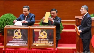 Председатель НС Чан Тхань Ман, Постоянный член Секретариата Чан Кам Ту и Заведующий Организационным отделом ЦК КПВ Ле Минь Хынг принимают участие в голосовании по выборам членов и кандидатов в члены ЦК КПВ XIV созыва.