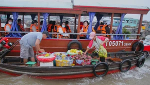 Оживлённая торговля на плавучем рынке Кайранг