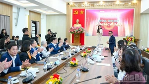 Церемония объявления программы «Концерт света – Встреча Нового 2026 года». (Фото: Тхэ Дай)