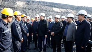 Генеральный секретарь То Лам и Премьер-министр Фам Минь Тьинь посещают и поздравляют с Тэтом кадры и рабочих, непосредственно занятых в производстве, в акционерном обществе «Уголь Део Най – Кок Сау» Вьетнамской национальной угольно-минеральной промышленной группы в провинции Куангнинь. (Фото: ВИА)