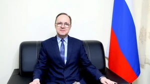 Посол Российской Федерации во Вьетнаме Г. С. Бездетко отвечает на вопросы прессы. (Фото: ВИА)