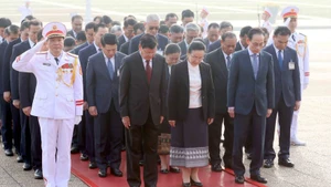 Генеральный секретарь ЦК НРПЛ, Президент Лаоса Тхонглун Сисулит с супругой и делегацией почитает память Президента Хо Ши Мина. (Фото: ВИА)