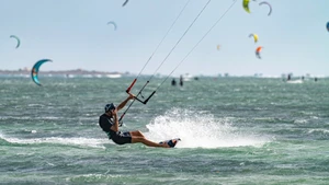 [Фото] «Танец ветра и ярких кайтов» над морем Михоа