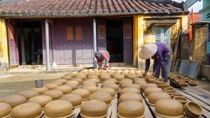 Пользуясь последними сухими солнечными днями в конце года, жители деревни выносят готовые изделия бытового назначения для сушки вдоль дорожек и на территории общинного дома. В 2025 году ремесленная деревня приняла более 250 тысяч посетителей, подтвердив устойчивую жизнеспособность культурного наследия в условиях современной жизни. (Фото: Вьетнам+)