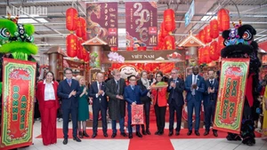 «Неделя вьетнамских товаров» – это регулярное мероприятие, проводимое во французских супермаркетах, которое способствует укреплению доверия местных дистрибьюторов, а также подтверждает возможности поставок и деловую репутацию вьетнамских предприятий. (Фото: Минь Зюи)