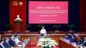 Генеральный секретарь То Лам выступает и поздравляет с наступающим Новым годом партийную организацию, власти и Народ провинции Даклак по случаю подготовки к встрече Нового года Бинь Нго. (Фото: ВИА)