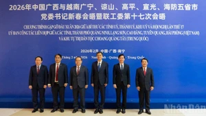 Секретари парткомов пяти провинций и городов Вьетнама фотографируются вместе с секретарем парткома Гуанси-Чжуанского автономного района Китая.