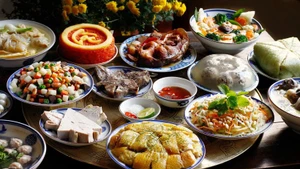 Чем ближе Тэт, тем больше лайков и комментариев набирают видеоролики с инструкциями по приготовлению традиционного праздничного новогоднего стола. (Фото: tienphong.vn)