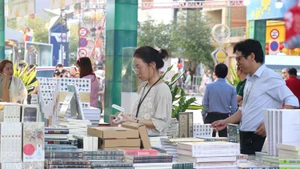 Посетители на Фестивале книжной улицы Тэт Бинь Нго 2026. (Фото: ВИА)