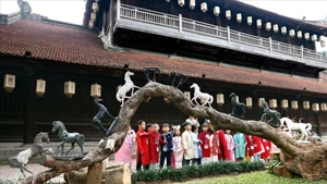 Дети посещают выставку скульптур "Лошадь возвращается в город" в Ванмиеу – Куоктызиам. (Фото: ВИА)