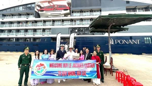 Группа иностранных туристов прибыла в порт Куинён.