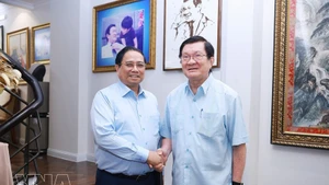 Премьер-министр Фам Минь Тьинь поздравляет с Новым годом товарища Чыонг Тан Шанга, бывшего Президента государства. (Фото: ВИА)