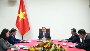 [Фото] Премьер-министр Фам Минь Тьинь провел телефонный разговор с Премьер-министром Сингапура Лоуренсом Вонгом