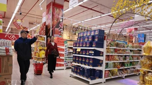 Торговые прилавки украшены в ярких весенних тонах в супермаркете GO!. (Фото: ВИА)