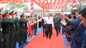 [Фото] Глава КПВ принял участие в церемонии начала строительства межуровневой школы-интерната в общине Еарок провинции Даклак