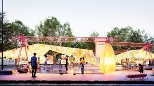 Уникальная выставка, выполненная из традиционной бумаги зо и переработанных материалов, в саду Диенхонг. (Фото: nhandan.vn)