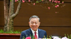 [Фото] Генеральный секретарь ЦК КПВ То Лам посетил и поздравил с Тэтом парторганизацию, органы власти и жителей столицы