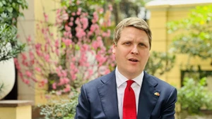 Министр международного развития МИД Норвегии Осмунд Аукруст отвечает на вопросы корреспондента ВИА. (Фото: ВИА)