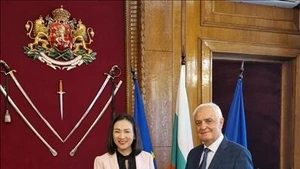 Посол Нгуен Тхи Минь Нгует встречается с министром обороны Атанасом Запряновым. Фото: ВИА