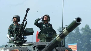 Военнослужащие Вьетнамского бронетанкового вооружения во время репетиции 17 июля в рамках подготовки к параду в честь Национального дня. (Фото: ВИA)
