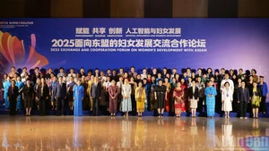 Участники форума фотографируются на память перед началом мероприятия.