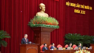 Генеральный секретарь ЦК КПВ То Лам выступает с речью на открытии 13-го пленума Центрального комитета Коммунистической партии Вьетнама XIII созыва утром 6 октября в Ханое. (Фото: ВИА)