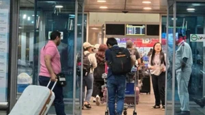 Группа вьетнамских граждан в аэропорту Каира (Египет) готовится к возвращению на родину. Источник: Посольство Вьетнама в Израиле