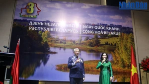 Заместитель министра иностранных дел Вьетнама Ле Тхи Тху Ханг и посол Беларуси во Вьетнаме Владимир Боровиков на церемонии празднования Дня Независимости Республики Беларусь в Ханое, 26 июня 2025 года. Фото: Нгок Тоан