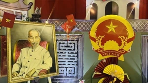 Фотография Президента Хо Ши Мина была торжественно размещена в пространстве «Вьетнам — страна и люди». Фото: Посольство Вьетнама в Венесуэле