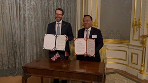 Министерство промышленности и торговли Вьетнама подписало документы о сотрудничестве с Великобританией. (Фото: moit.gov.vn)