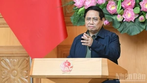 Премьер-министр Фам Минь Тьинь выступает на экстренном совещании по решению последствий исторического наводнения в центральной части Вьетнама. (Фото: Чан Хай)