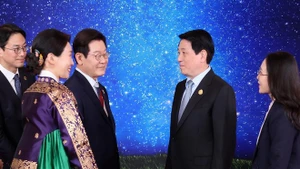 Президент Южной Кореи Ли Чжэ Мён и его супруга встречают Президента Вьетнама Лыонг Кыонга. (Фото: ВИА)