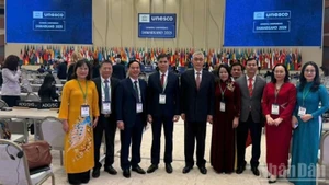 Делегация провинции Хынгйен на 43-й сессии ЮНЕСКО.