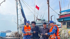 Экипаж судна береговой охраны CSB 1011 распространяет информацию, чтобы повысить осведомленность рыбаков о ННН-рыболовстве. (Фото: Береговая охрана Вьетнама)