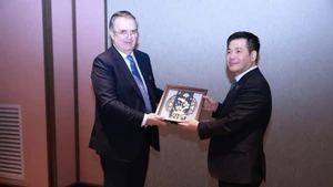 Министр промышленности и торговли Вьетнама Нгуен Хонг Зиен и Министр экономики Мексики Марсело Эбрард Касаубон.