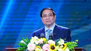 Премьер-министр Фам Минь Тьинь выступает на церемонии вручения V Национальной премии для прессы по борьбе с коррупцией, расточительством и негативными проявлениями 2024–2025 годов. (Фото: ВИА)