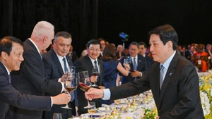 Президент Лыонг Кыонг поздравляет глав делегаций, участвовавших в церемонии подписания Ханойской конвенции.