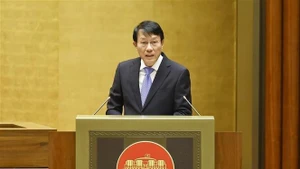 Министр общественной безопасности Лыонг Там Куанг представляет предложение по четырём законопроектам на заседании Национального собрания 31 октября. (Фото: ВИА)