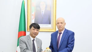 Заместитель главного редактора журнала «Коммунист» Нгуен Нгок Ха вручает памятный подарок Генеральному секретарю ФНО. (Фото: ВИА)