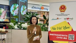 Посол Нгуен Тхи Минь Нгует выразила радость по поводу возможности приветствовать многочисленных болгарских и международных друзей, пришедших познакомиться и попробовать блюдо «фо». (Фото: ВИА)