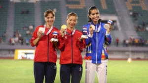 Нгуен Тхи Оань и Доан Тху Ханг (слева) завоевали золотую и серебряную медали в беге на 3000 м с препятствиями.