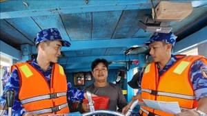 Правоохранительные силы на море в Хошимине проводят разъяснительную работу среди рыбаков по борьбе с незаконным, несообщаемым и нерегулируемым (ННН) рыболовством. (Фото: ВИА)