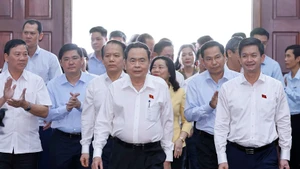 Председатель Национального собрания Чан Тхань Ман и делегаты.