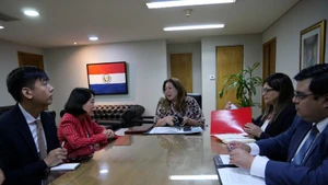 Посол Нго Минь Нгует и Генеральный директор Департамента многосторонней политики Министерства иностранных дел Парагвая Нимия Да Силва Бошерт обсуждают меры по дальнейшему развитию двустороннего сотрудничества. (Фото: ВИА)