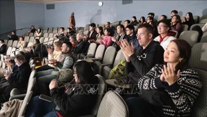 Множество американских зрителей и американцев вьетнамского происхождения пришли на просмотр фильма «Once Upon a Bridge in Vietnam». (Фото: ВИА)